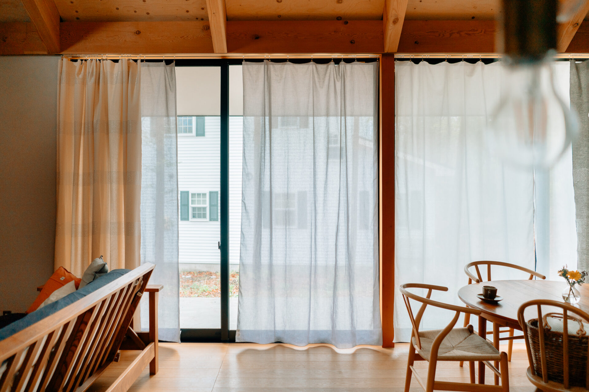 高い窓カーテン、すっきりするカーテン、吹き抜けカーテン