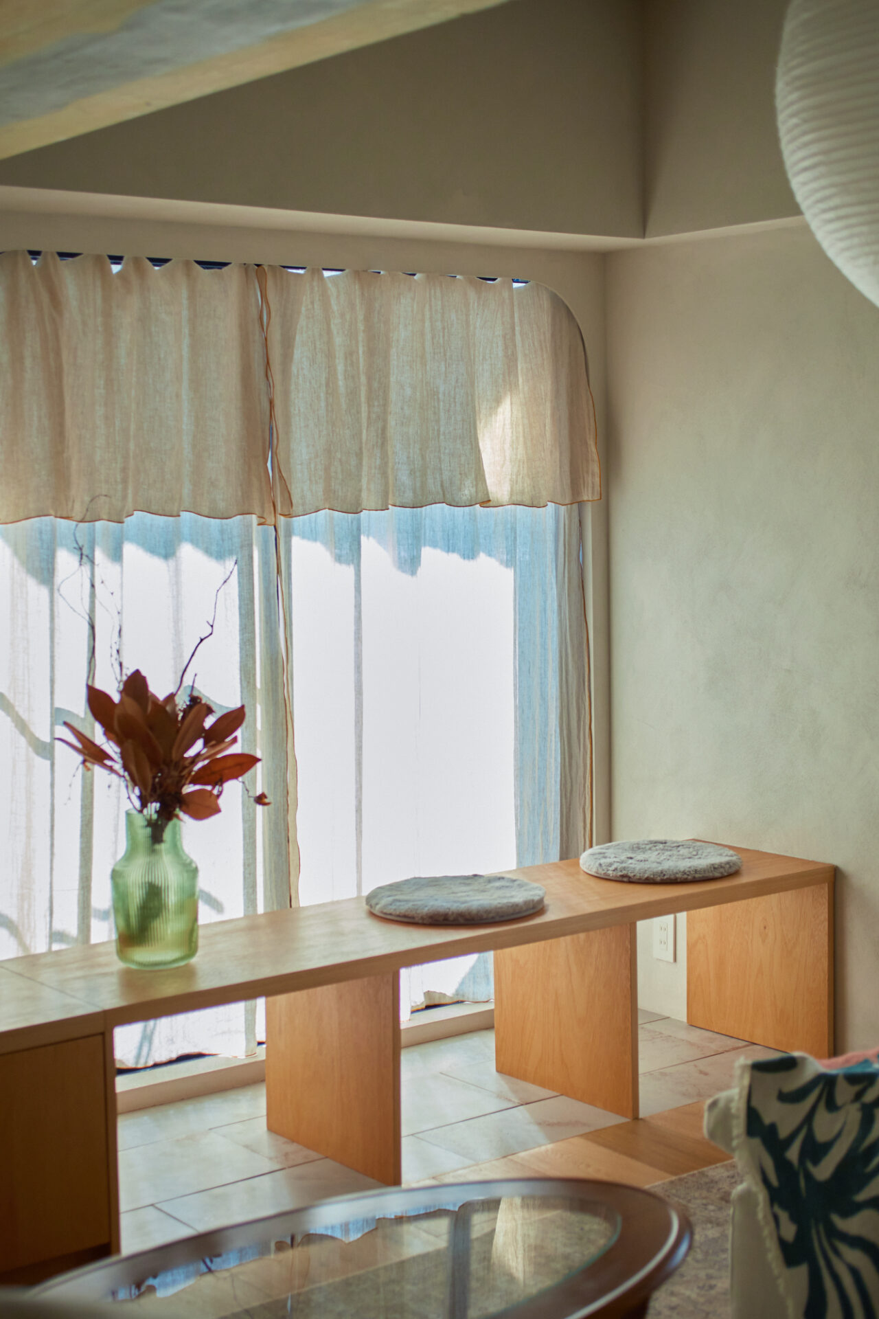 窓にベンチ、KINU、ieno textile、カーテン