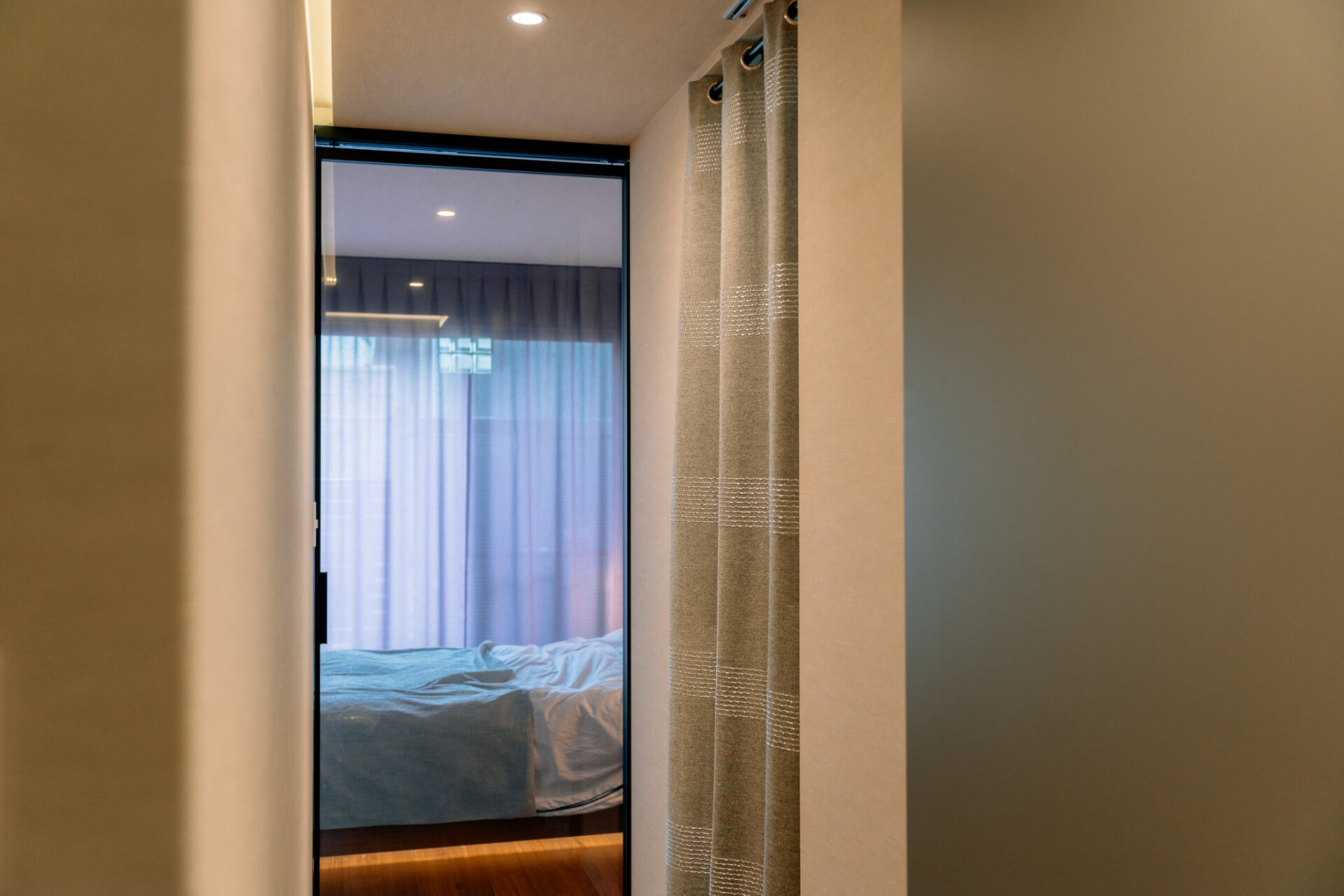 階段間仕切り、ハトメカーテン、ieno textile