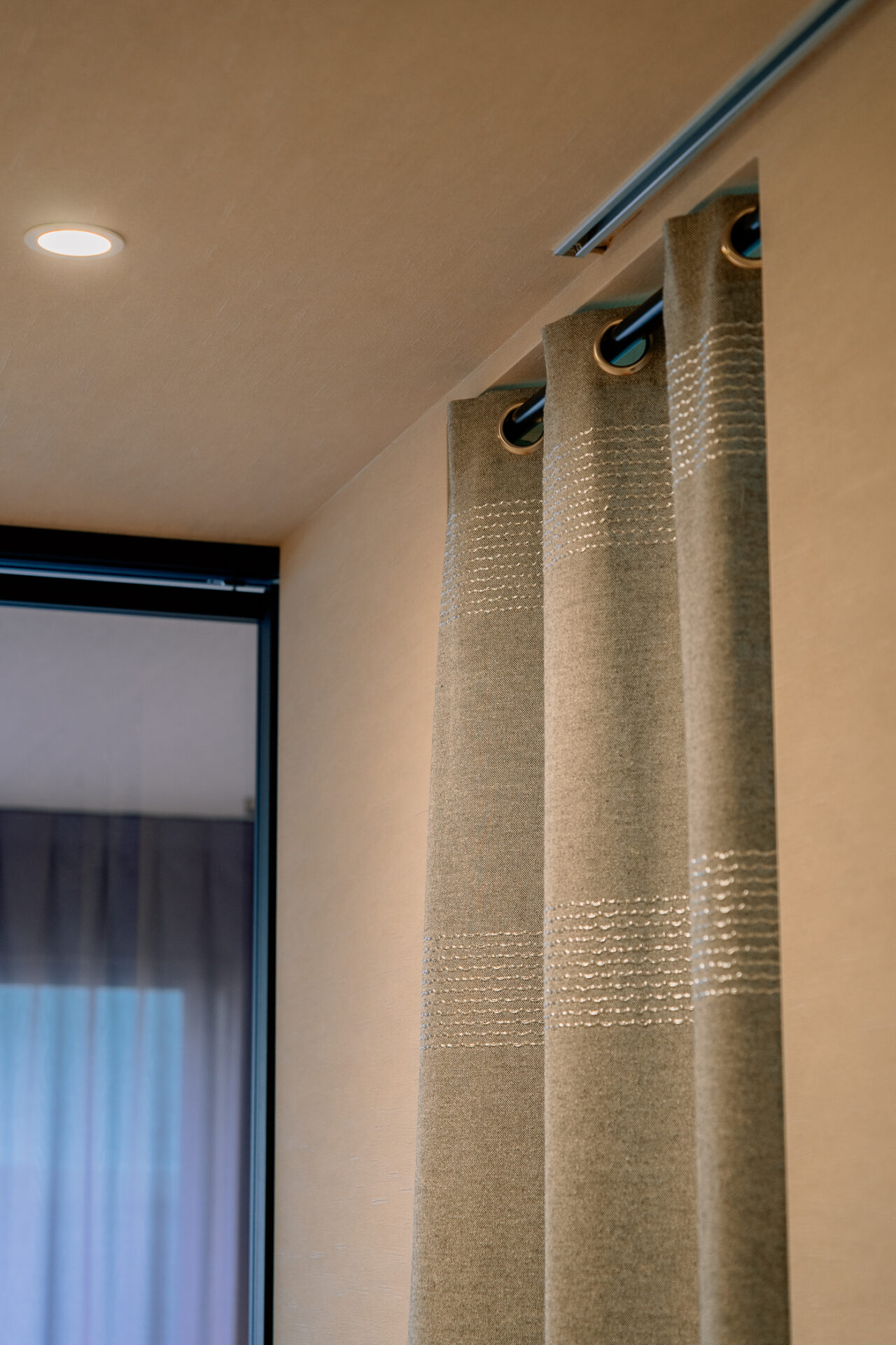 階段間仕切り、ハトメカーテン、ieno textile