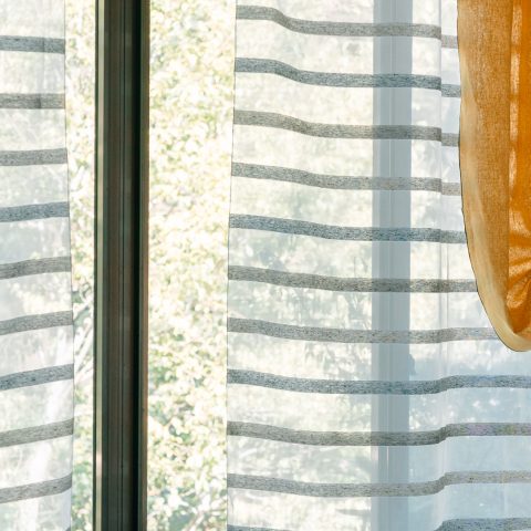湖畔の家で築く、家族という小さな社会。