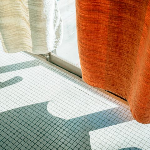 湖畔の家で築く、家族という小さな社会。