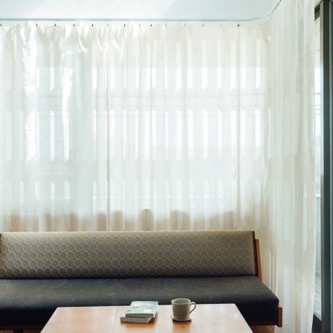 水辺に佇む、季節の移ろいを感じる家