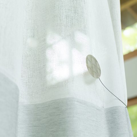 外と内、あいまいな境界を行き来する家で