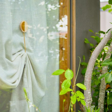 暮らしに四季を、健やかに日々を飾る花と布。