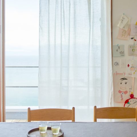 故郷に思いを馳せる、光と影が巡る家。