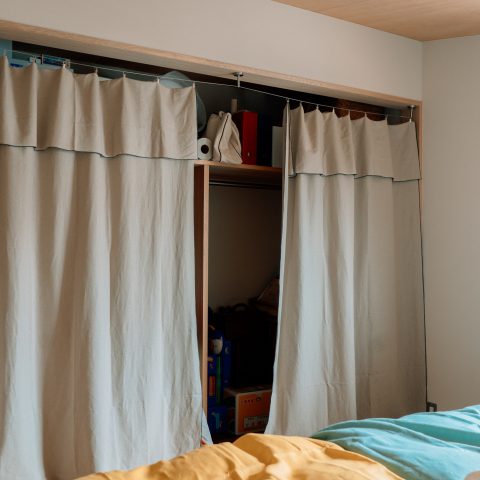 余白を残した、土間のある家。