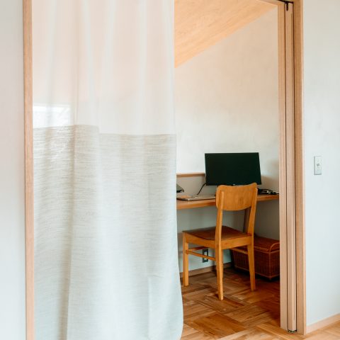 余白を残した、土間のある家。