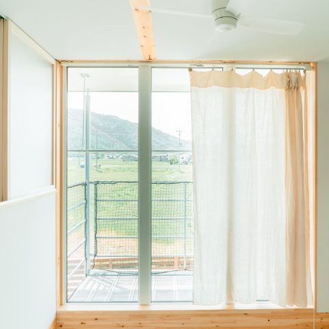 彩りを重ねる、キャンバスのような家。