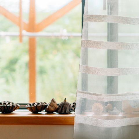 古材と緑に囲まれた、家族の時間を育む食卓。