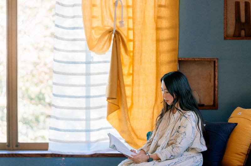 湖畔の家で築く、家族という小さな社会。