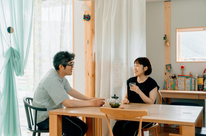 彩りを重ねる、キャンバスのような家。