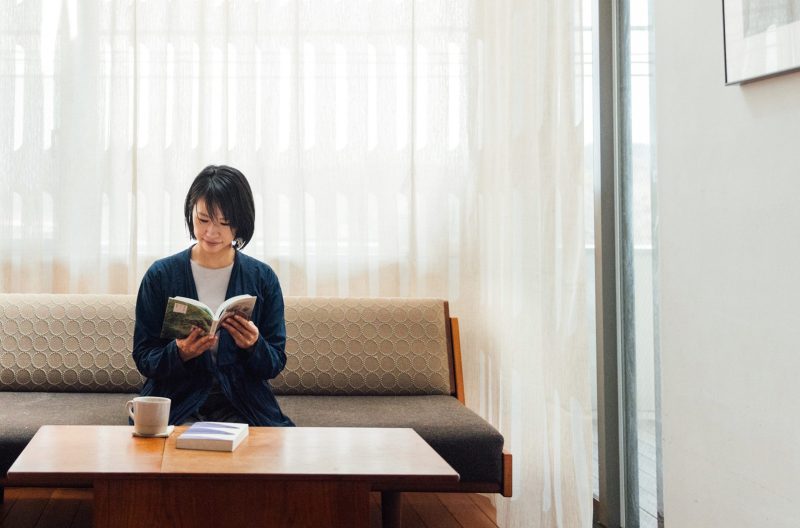 水辺に佇む、季節の移ろいを感じる家