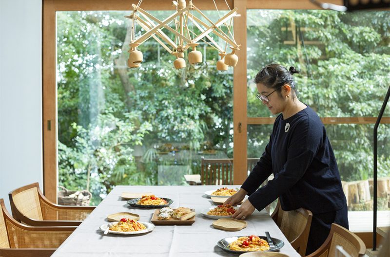 外と内、あいまいな境界を行き来する家で