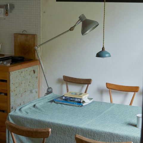 風が巡る丘の上、庭とつながる平屋暮らし。