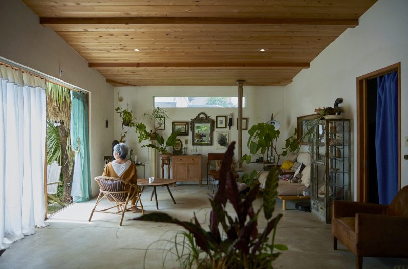 風が巡る丘の上、庭とつながる平屋暮らし。