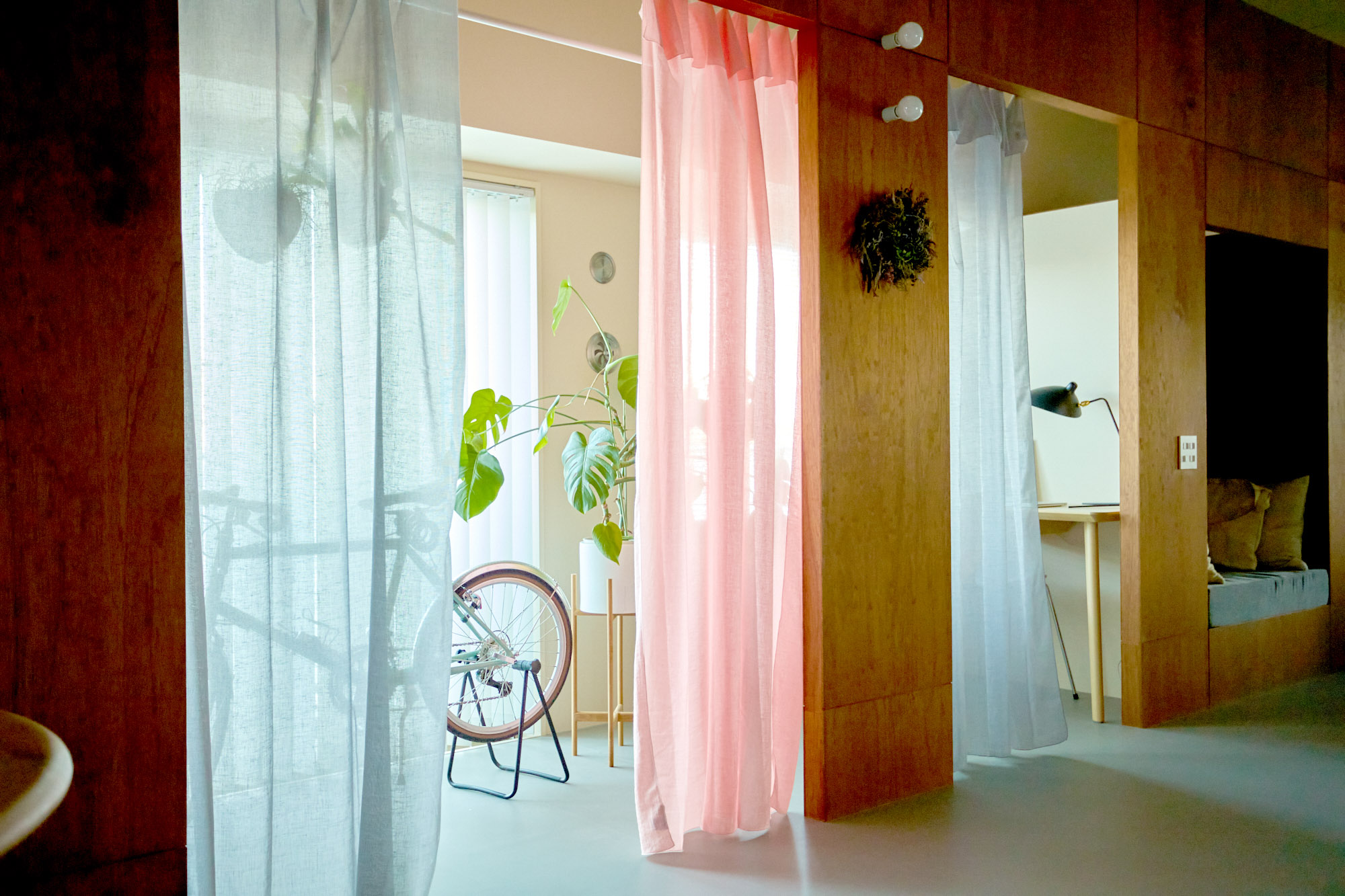 TOSS、ieno textile、ラワン材、カーテン、間仕切り