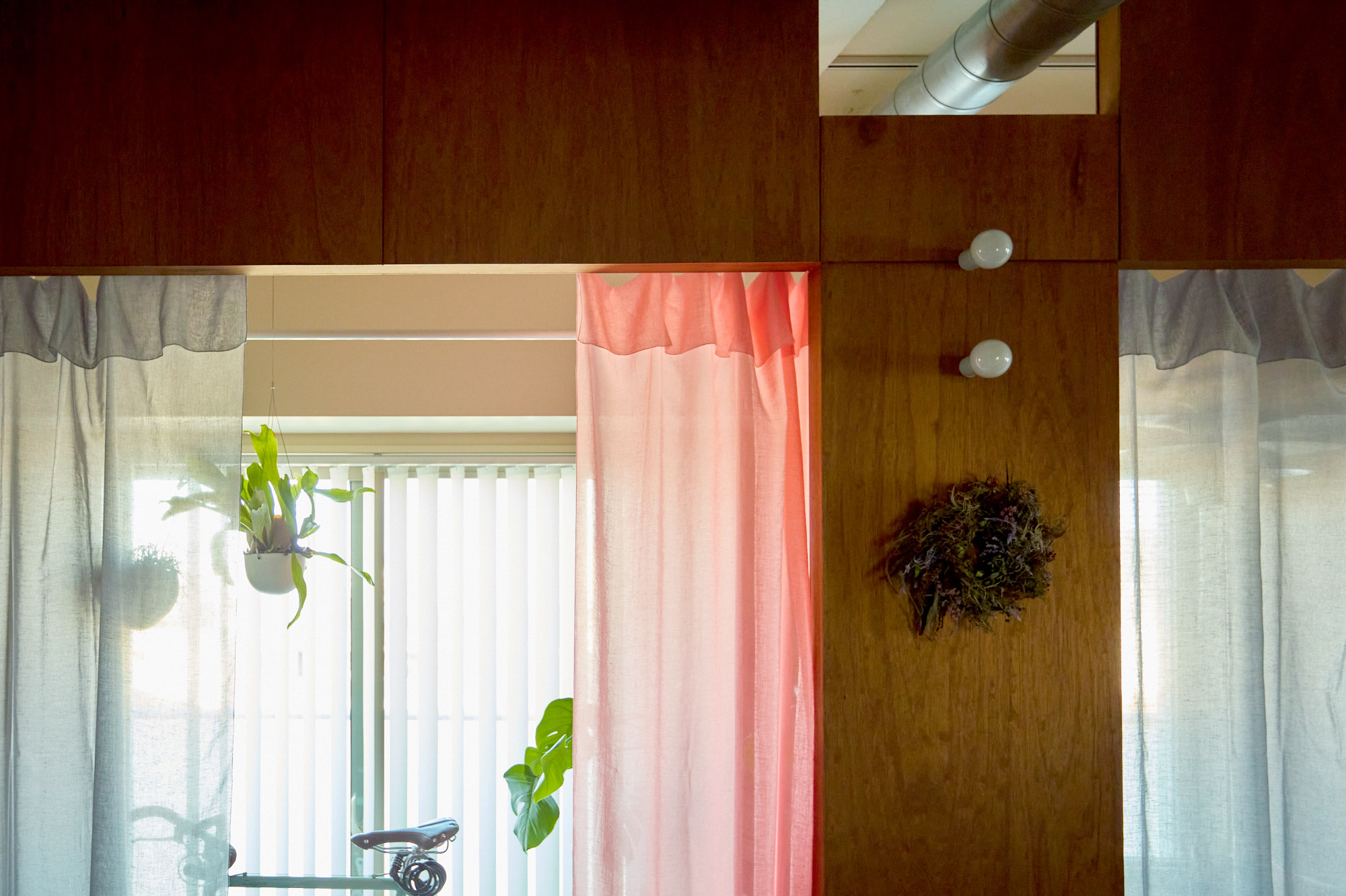 TOSS、ieno textile、ラワン材、カーテン、間仕切り