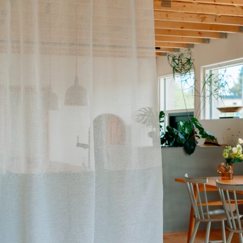 A scenic house that keeps updating its value.